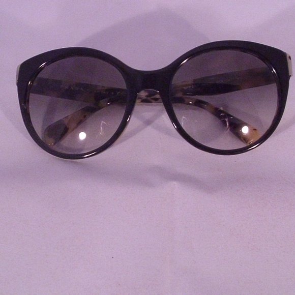 Prada - Picture 2 of 6